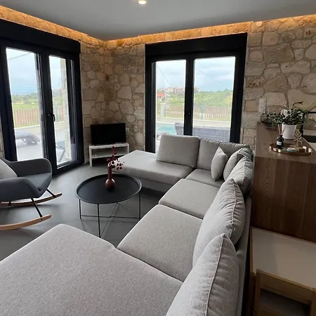 Exclusive New With Private Pool - 3br Hotell
